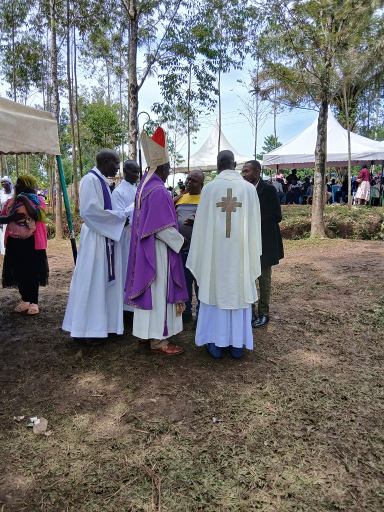 Mourners funeral Veronica Leah Ogot